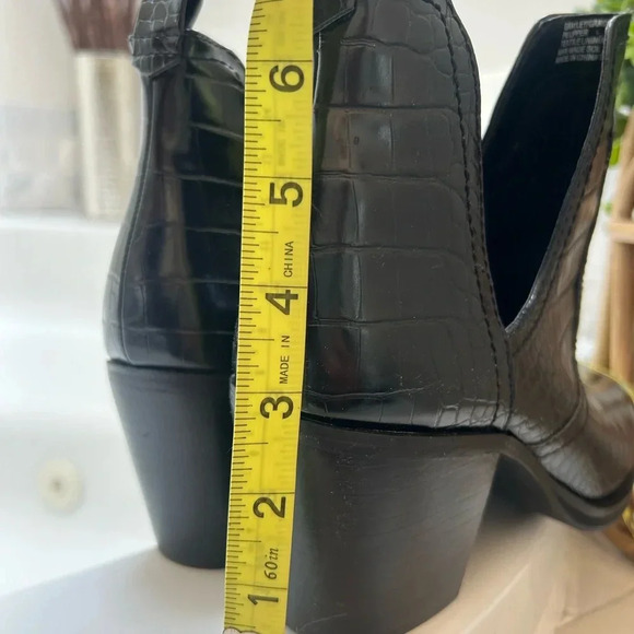 Woman's 9.5 black crocodile ankle bootie with a block heel nwot - Picture 11 of 16